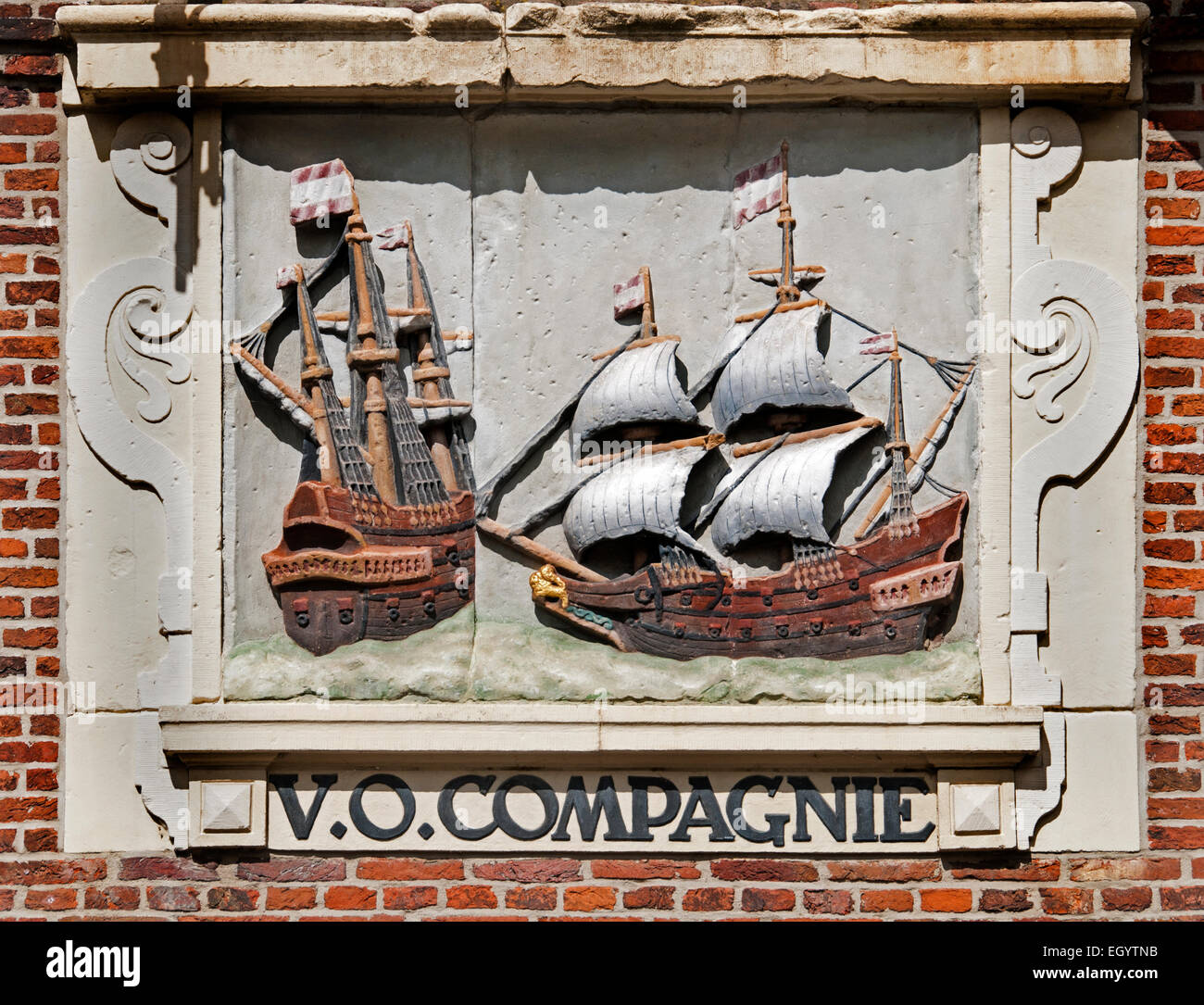 La facciata di questo magazzino di 1610 la Dutch East India Company ( VOC ) è una placca con due sotto Hoorn bandiera delle navi. Essi sembrano avere la forma di un "traatvaarder' o 'nave di ritorno'. Foto Stock