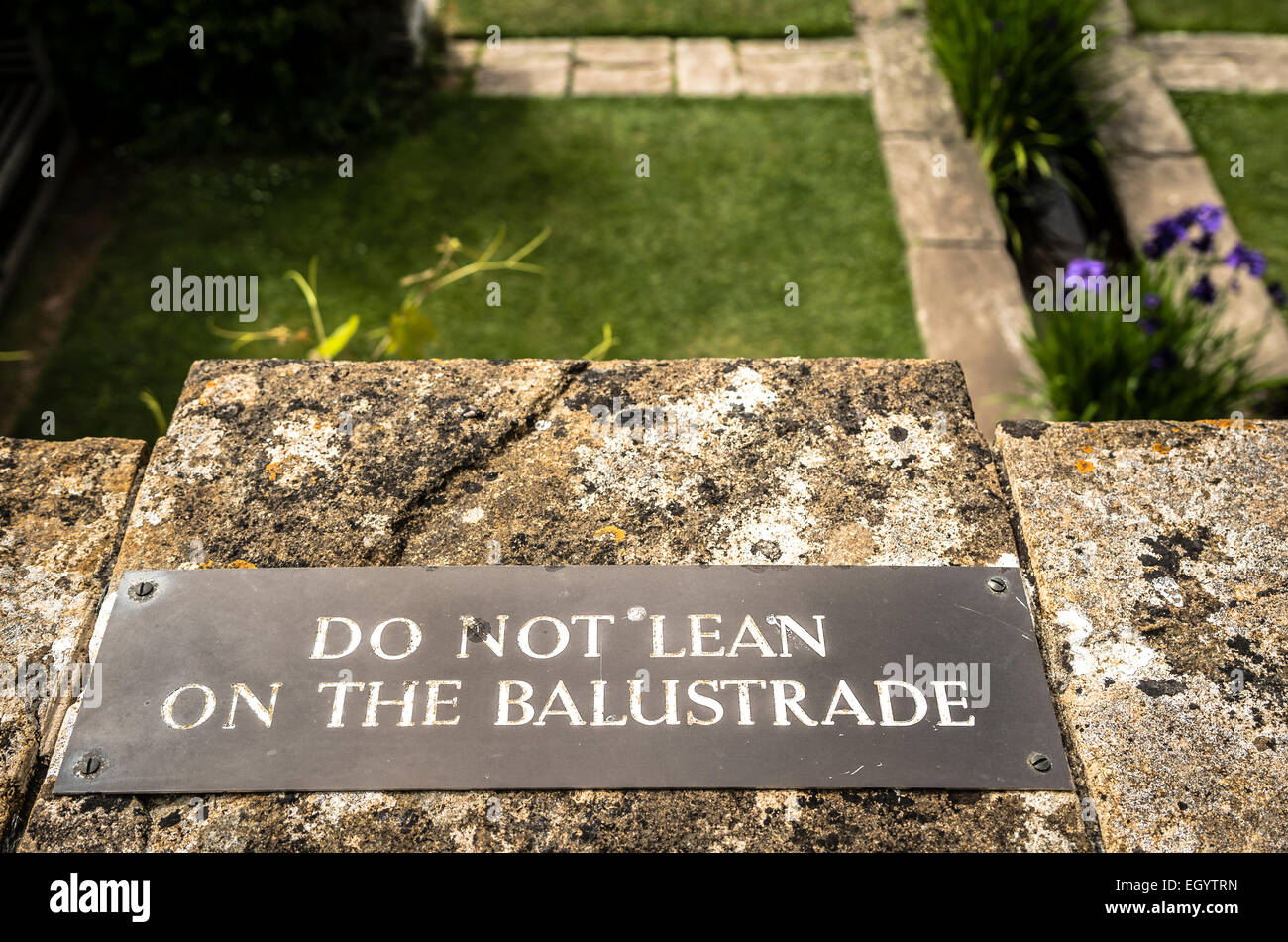 Non appoggiarsi alla balaustra avviso in una maestosa casa giardino aperto al pubblico nel Regno Unito Foto Stock