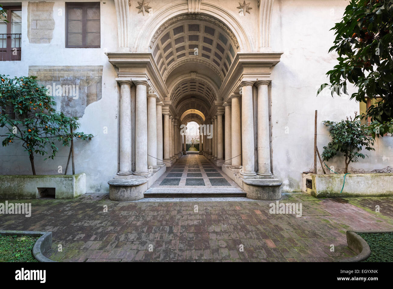 Roma. L'Italia. Trompe-l'oeil prospettiva forzata colonnade gallery da Francesco Borromini XVII C, nel cortile di Palazzo Spada. Foto Stock