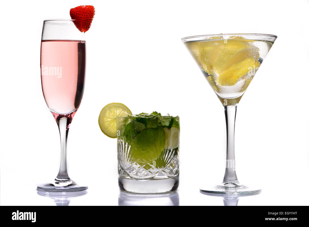 Un trio di vivaci e colorati cocktail bevande allineati fianco a fianco. Foto Stock