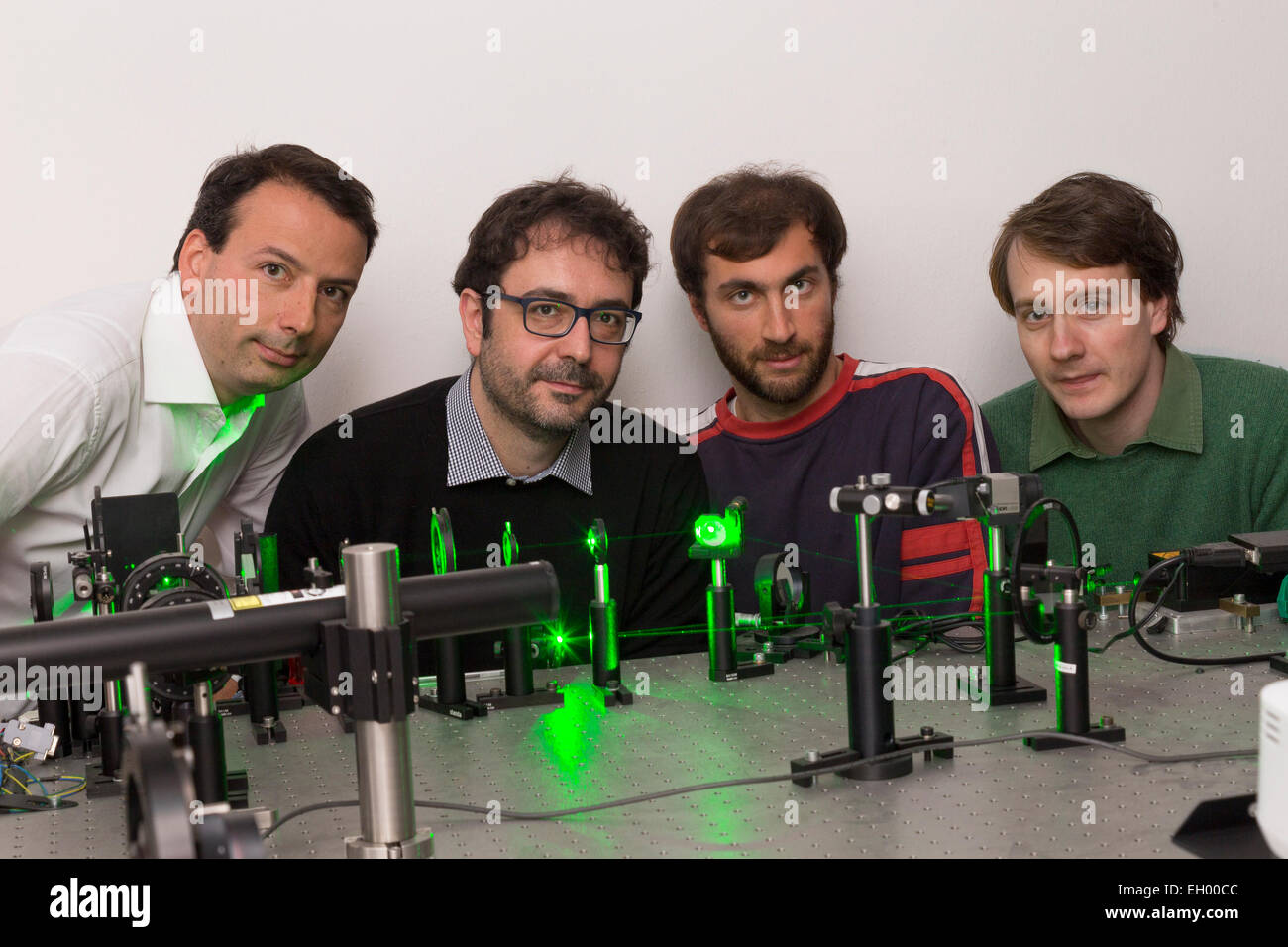 Eugenio Del Re (DelRe), Claudio Conti, Di Fabrizio Mei, Jacopo Parravicini.  'Il più stretto raggio luminoso visibile alla data riportata è osservata in  cristalli ferroelettrici. Luce splendente direttamente da un alta apertura