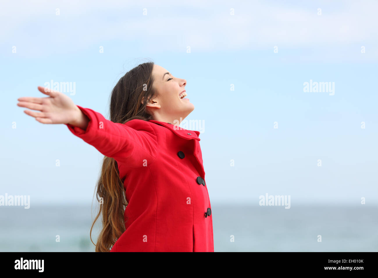 Felice Moda Profilo di donna respirazione profonda aria fresca in inverno sulla spiaggia Foto Stock