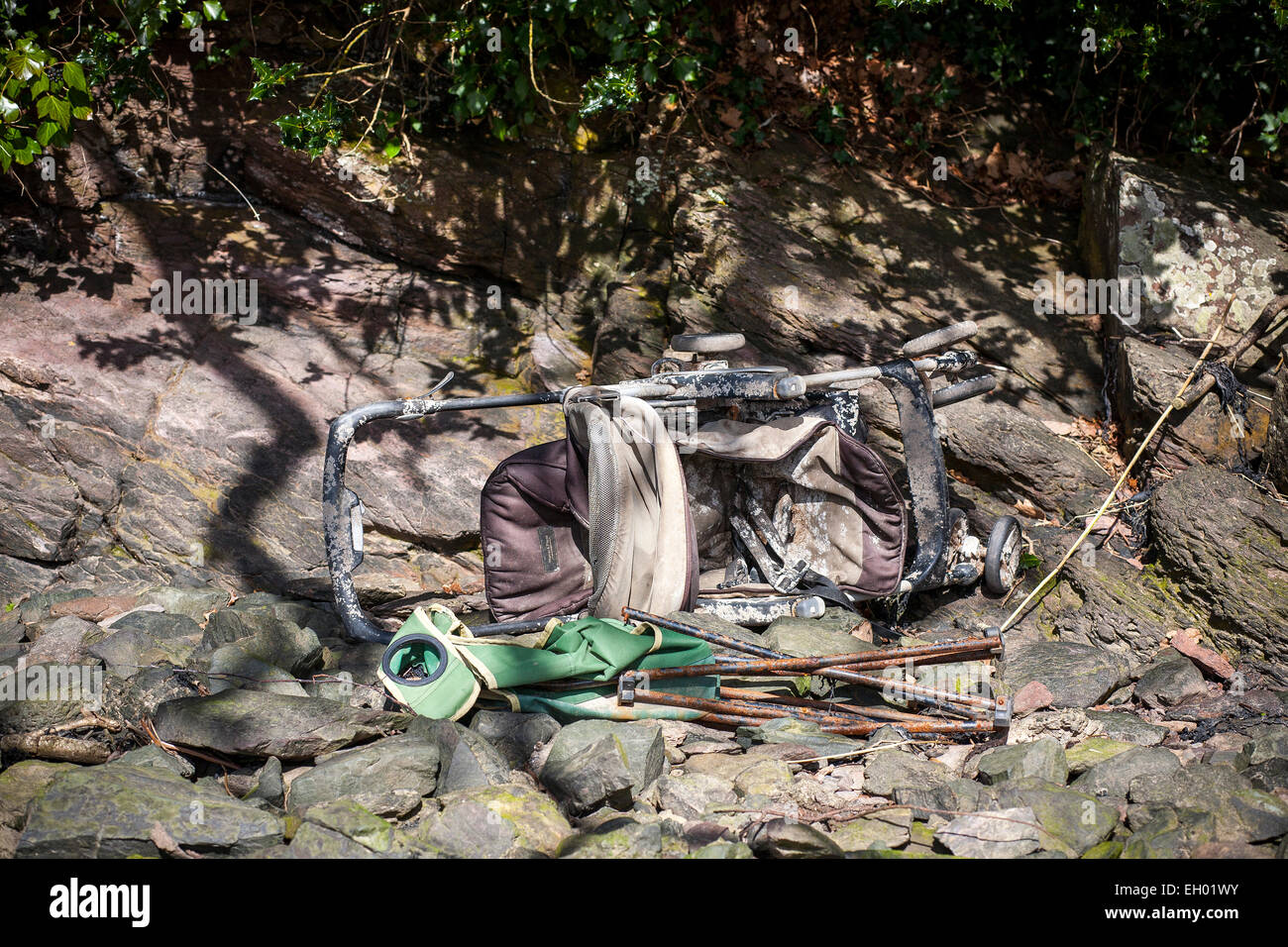 La pram sulla riva del fiume Dart,bassa marea a Stoke Gabriel,South Hams,devon, sul fiume Dart River, acqua, acqua fluente, Devon, Lea Foto Stock