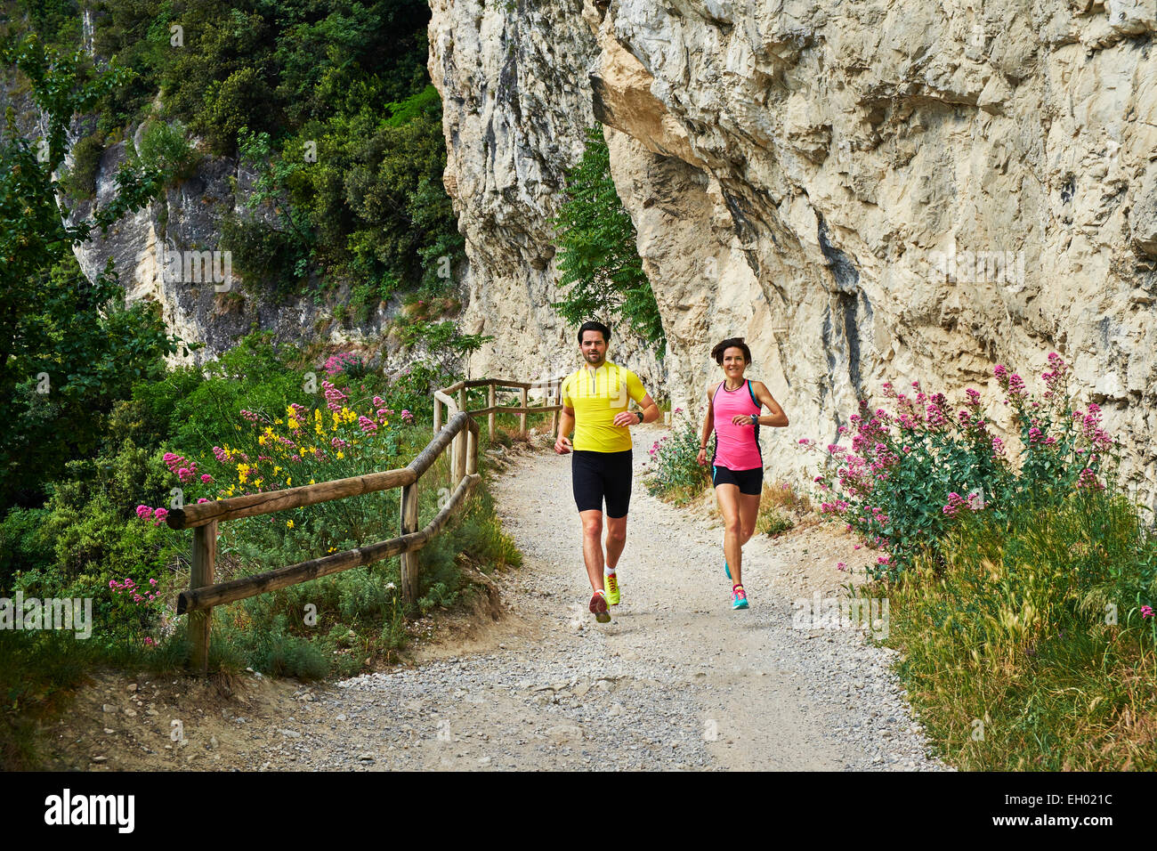L'Italia, Trentino, giovane jogging in riva al lago di Garda Foto Stock