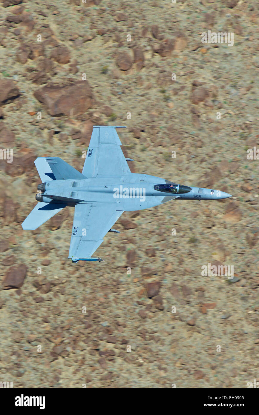 Marina degli Stati Uniti F-18 Super Hornet, volare a basso livello attraverso un canyon del deserto. Foto Stock