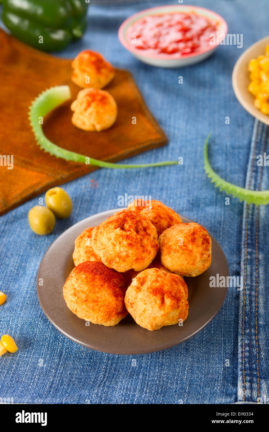 Carne piccante sfere sul jeans sfondo. Foto Stock