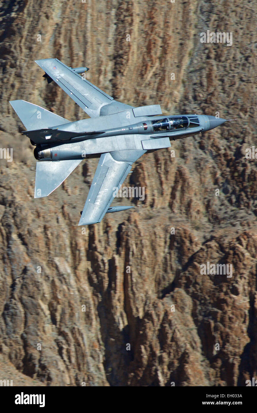 Vista ravvicinata di un Royal Air Force Tornado GR4 jet fighter battenti a basso livello attraverso una vallata desertica. Foto Stock