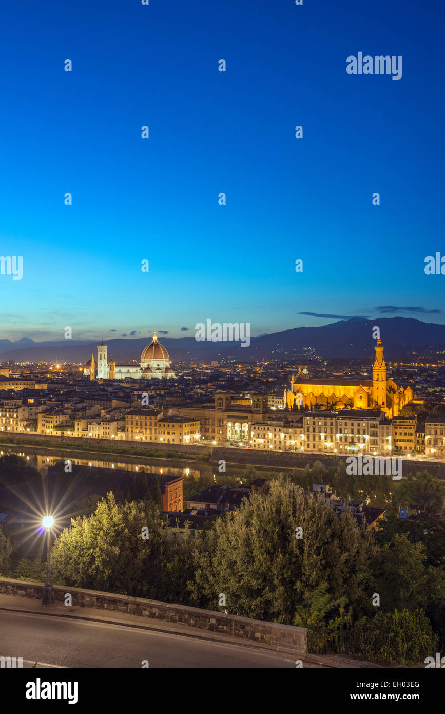 L'Europa, Italia, Toscana, Firenze, Centro Storico, Patrimonio Mondiale dell Unesco, Chiesa di Santa Croce e il Duomo Foto Stock