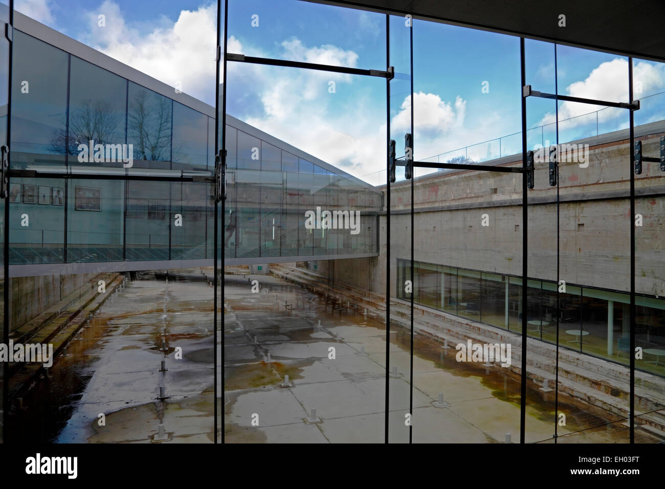Il Museo Marittimo di Danimarca, M/S Museet per Søfart a Elsinore / Helsingør. Riflessioni in metropolitana le finestre di vetro. L'architetto Bjarke Ingels BIG Foto Stock