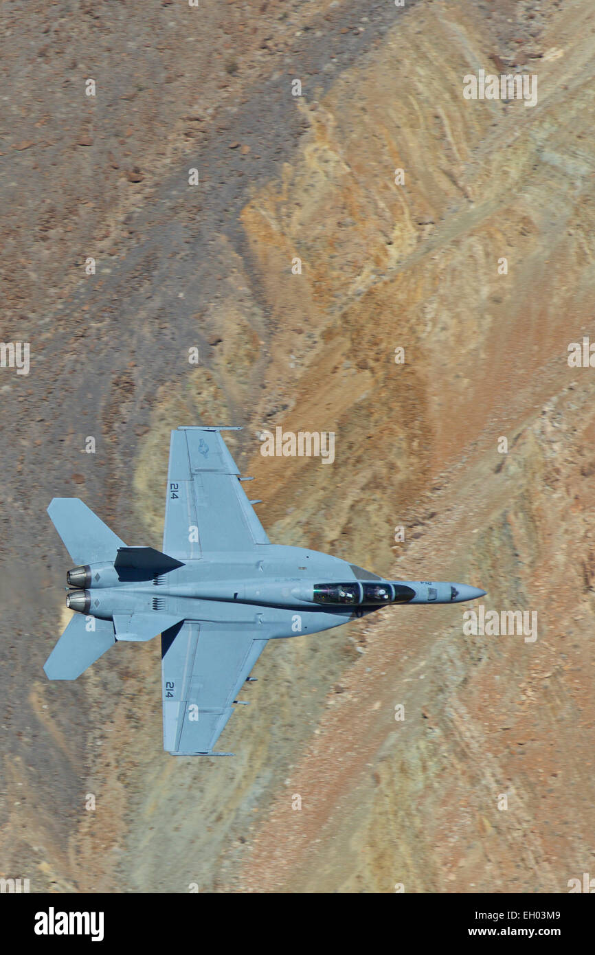 Close up fesa vista di un US Navy F/A-18F Super Hornet jet fighter Banking ripidamente nella transizione Jedi. Foto Stock