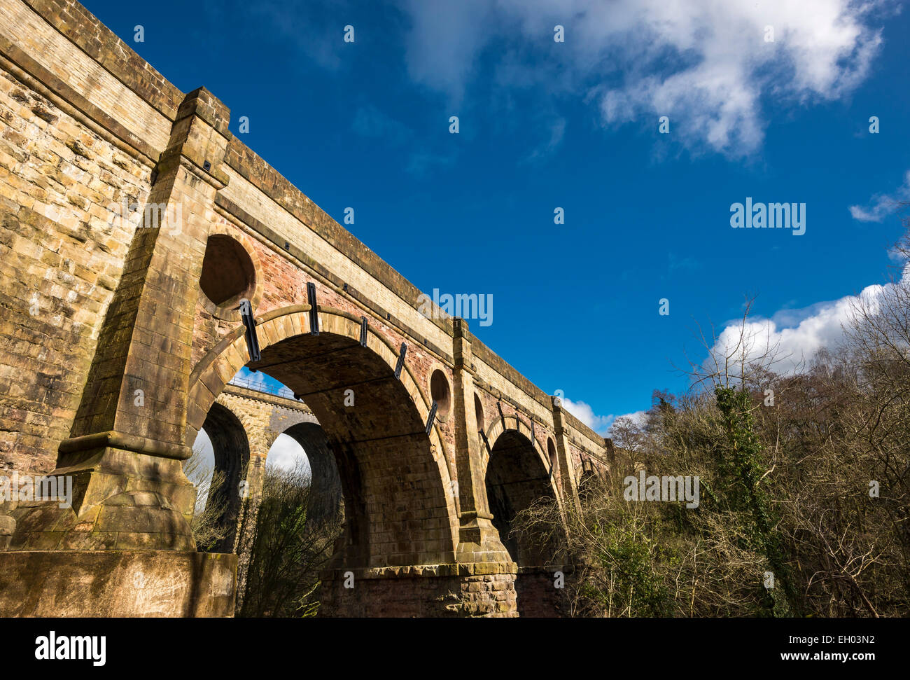 Il recentemente ristrutturato aquaduct a Marple dove il canale è presa sul fiume Goyt. Foto Stock