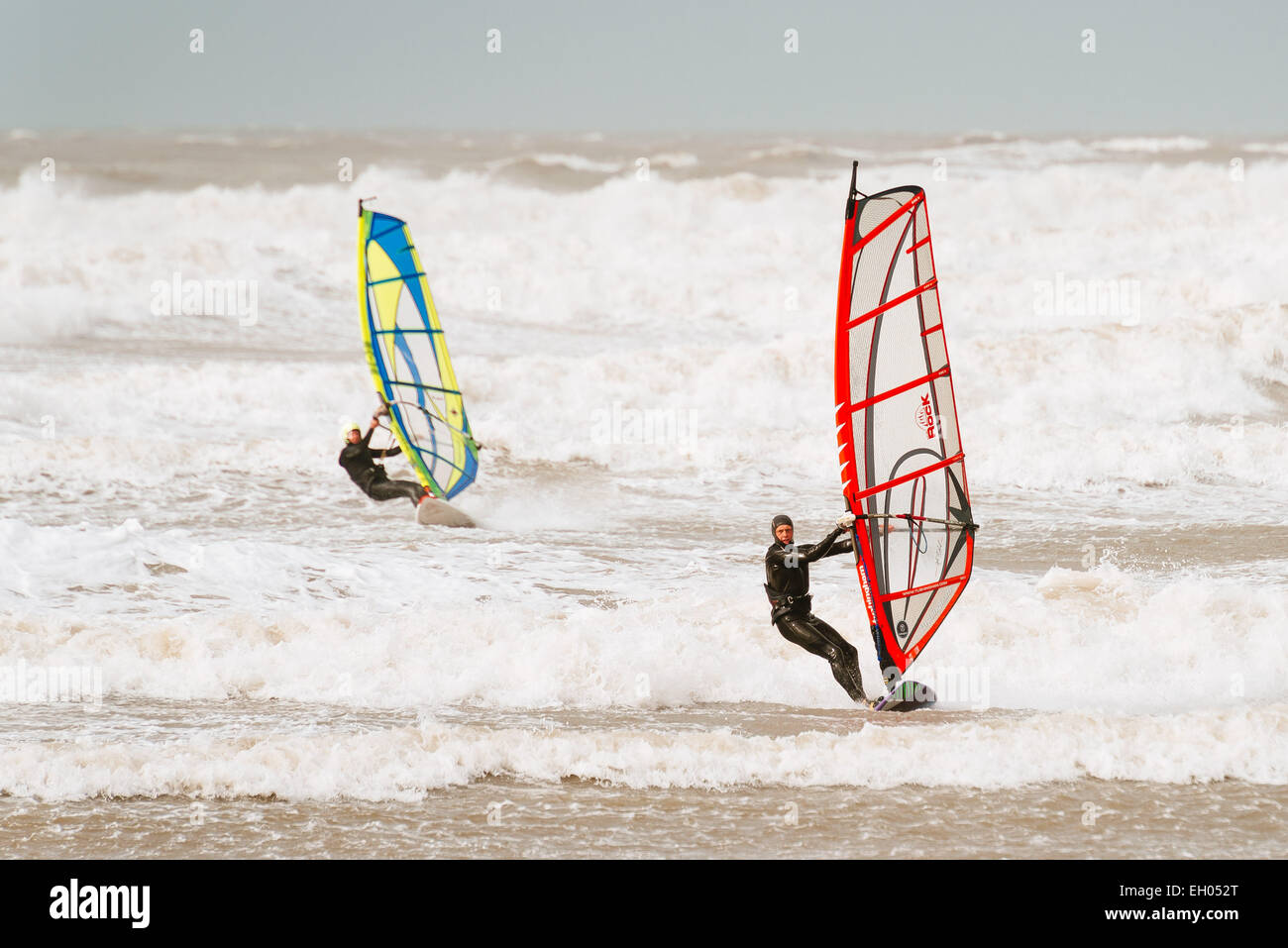 Windsurf in acque agitate (Oceano Atlantico) a Bideford / Barnstaple Bay, Westward ho!, North Devon, Regno Unito Foto Stock