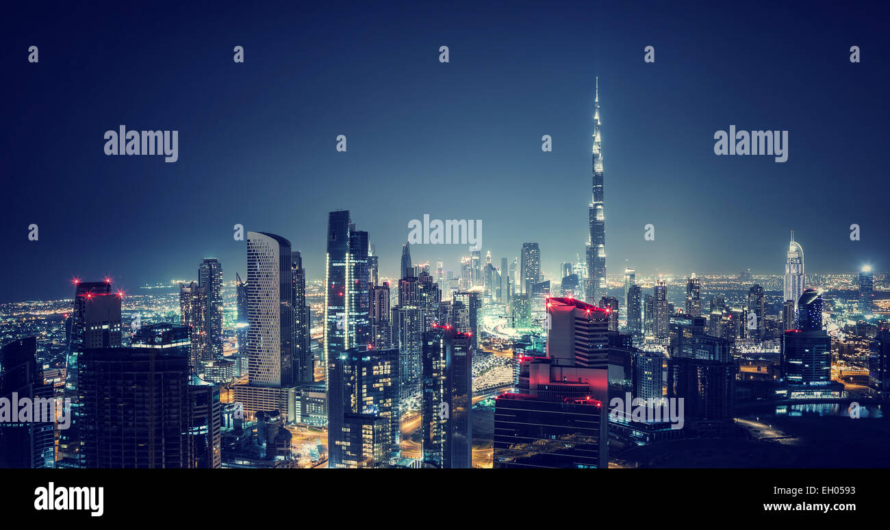 Bella Dubai cityscape, vista panoramica su una notte scena urbana, città moderna paesaggio panoramico, Emirati Arabi Uniti Foto Stock