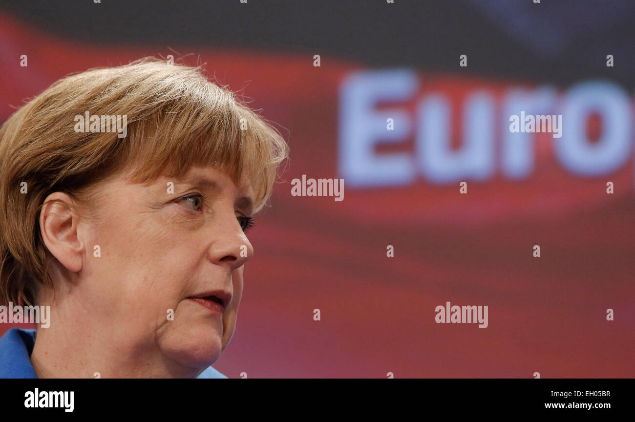 Bruxelles, Belgio. Mar 4, 2015. Il cancelliere tedesco Angela Merkel parla durante una conferenza stampa con il Presidente della Commissione Europea Jean Claude Juncker (non visibile) al termine della sua visita alla Commissione europea presso la sede centrale dell'UE a Bruxelles, in Belgio, il 4 marzo 2015. © Zhou Lei/Xinhua/Alamy Live News Foto Stock