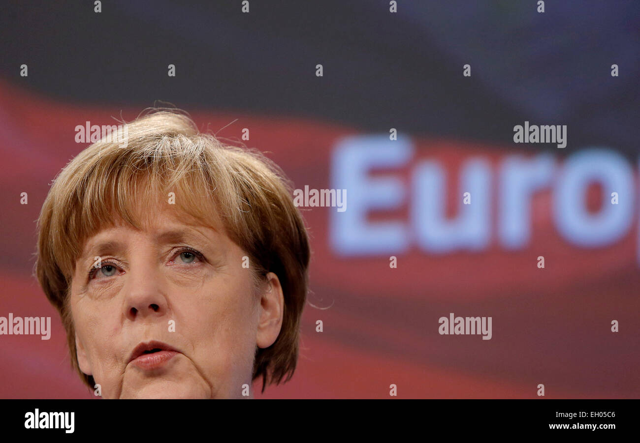 Bruxelles, Belgio. Mar 4, 2015. Il cancelliere tedesco Angela Merkel parla durante una conferenza stampa con il Presidente della Commissione Europea Jean Claude Juncker (non visibile) al termine della sua visita alla Commissione europea presso la sede centrale dell'UE a Bruxelles, in Belgio, il 4 marzo 2015. © Zhou Lei/Xinhua/Alamy Live News Foto Stock