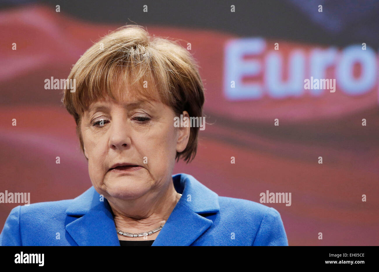 Bruxelles, Belgio. Mar 4, 2015. Il cancelliere tedesco Angela Merkel parla durante una conferenza stampa con il Presidente della Commissione Europea Jean Claude Juncker (non visibile) al termine della sua visita alla Commissione europea presso la sede centrale dell'UE a Bruxelles, in Belgio, il 4 marzo 2015. © Zhou Lei/Xinhua/Alamy Live News Foto Stock