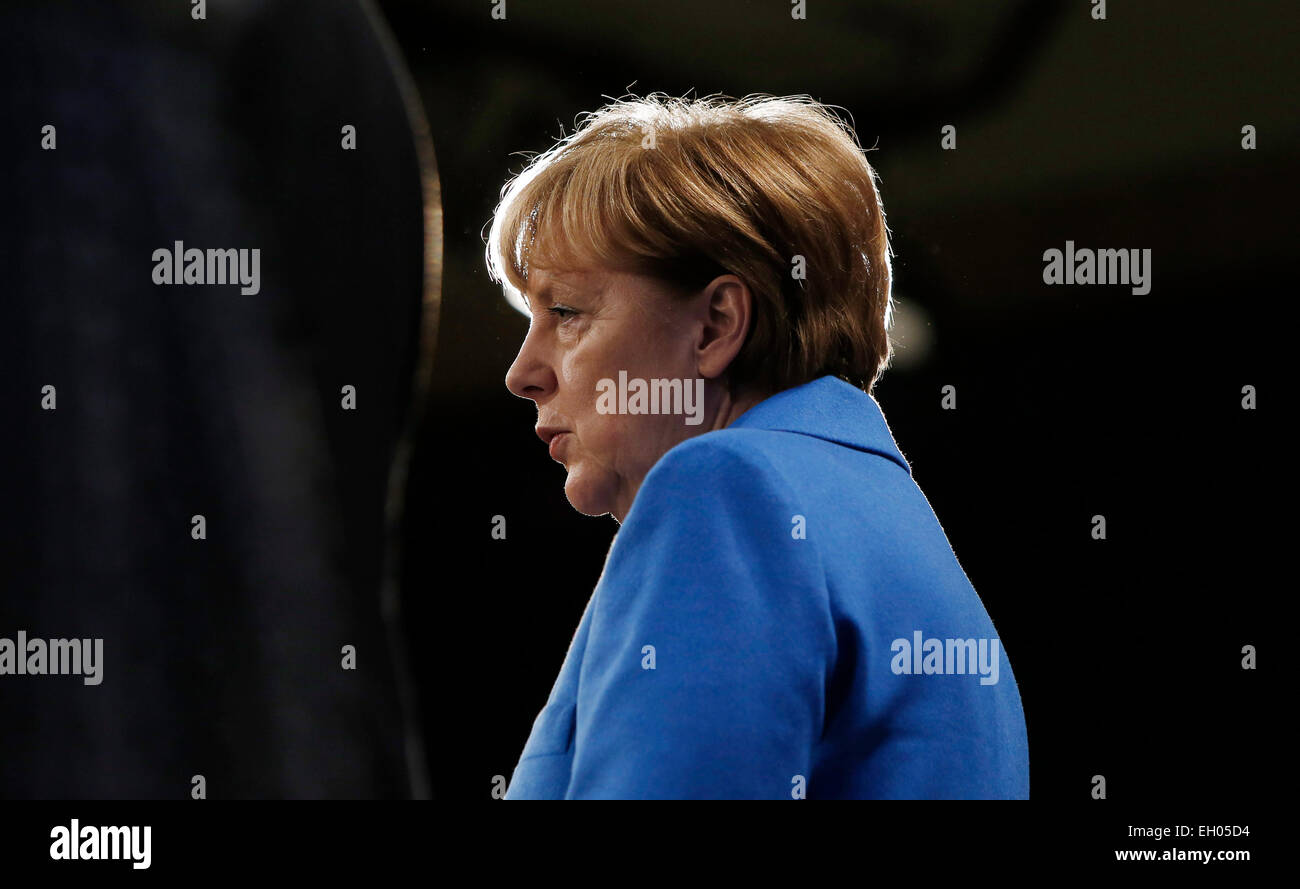 Bruxelles, Belgio. Mar 4, 2015. Il cancelliere tedesco Angela Merkel parla durante una conferenza stampa con il Presidente della Commissione Europea Jean Claude Juncker (non visibile) al termine della sua visita alla Commissione europea presso la sede centrale dell'UE a Bruxelles, in Belgio, il 4 marzo 2015. © Zhou Lei/Xinhua/Alamy Live News Foto Stock