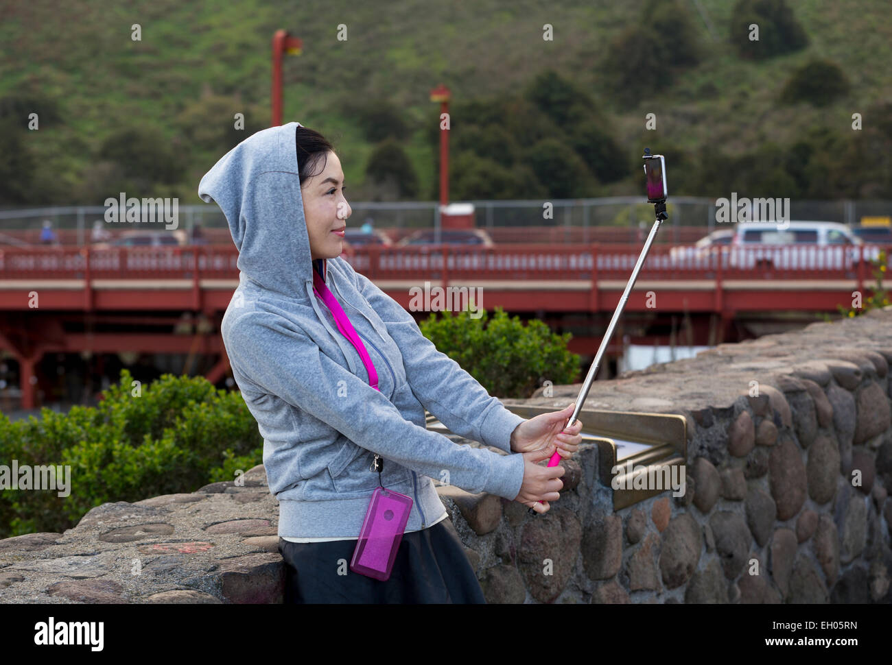 Donna asiatica, selfie stick, tenendo selfie, selfie foto, punto di vista, lato nord del Golden Gate Bridge, città di Sausalito, Sausalito, California Foto Stock