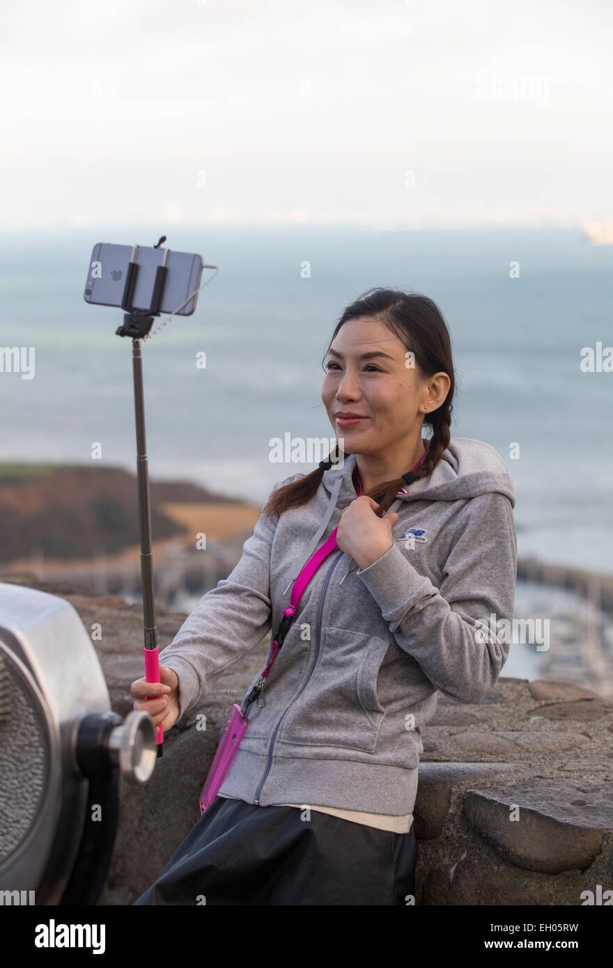 Donna asiatica, selfie stick, tenendo selfie, selfie foto, punto di vista, lato nord del Golden Gate Bridge, città di Sausalito, Sausalito, California Foto Stock