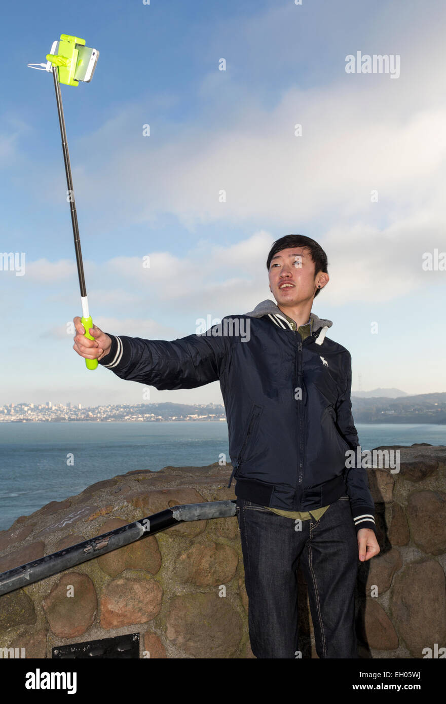 Uomo asiatico, selfie stick, tenendo selfie, selfie foto, punto di vista, lato nord del Golden Gate Bridge, città di Sausalito, Sausalito, California Foto Stock