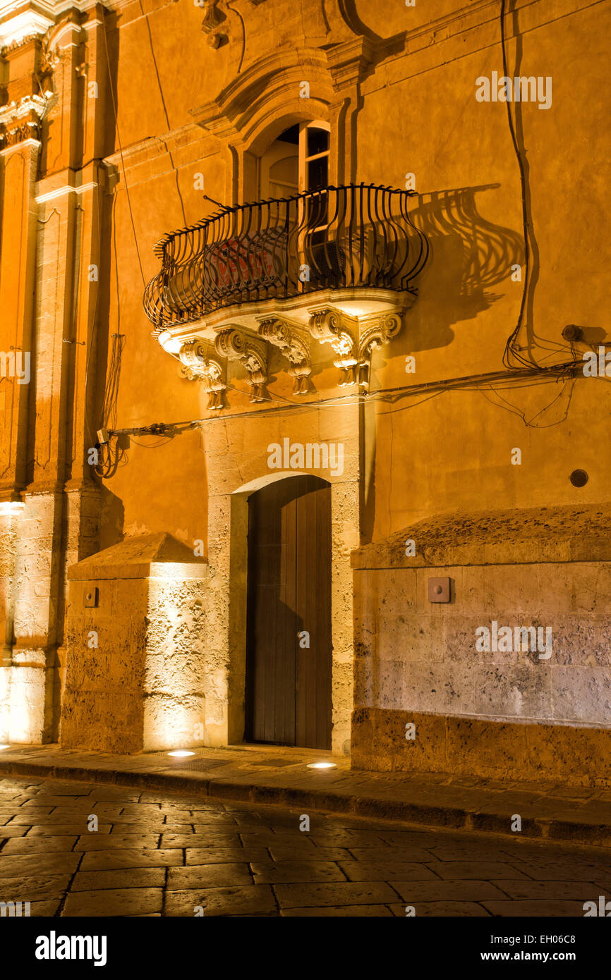 Trigona antica e nobile palazzo nella città di Noto, Sicilia Foto Stock
