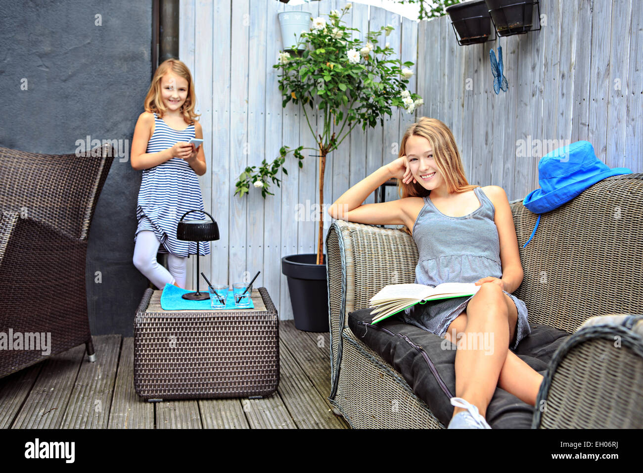 Ritratto di un adolescente di due ragazze con un gatto nel cortile posteriore Foto Stock