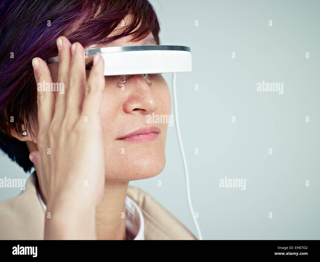 Donna che indossa un 3D dispositivo di visualizzazione Foto Stock