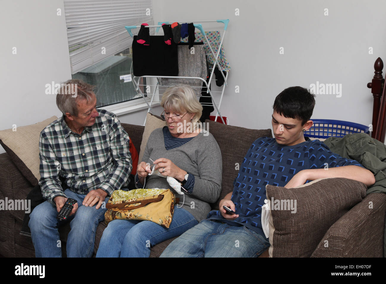 Nonni parlando con adolescente texting - modello rilasciato Foto Stock