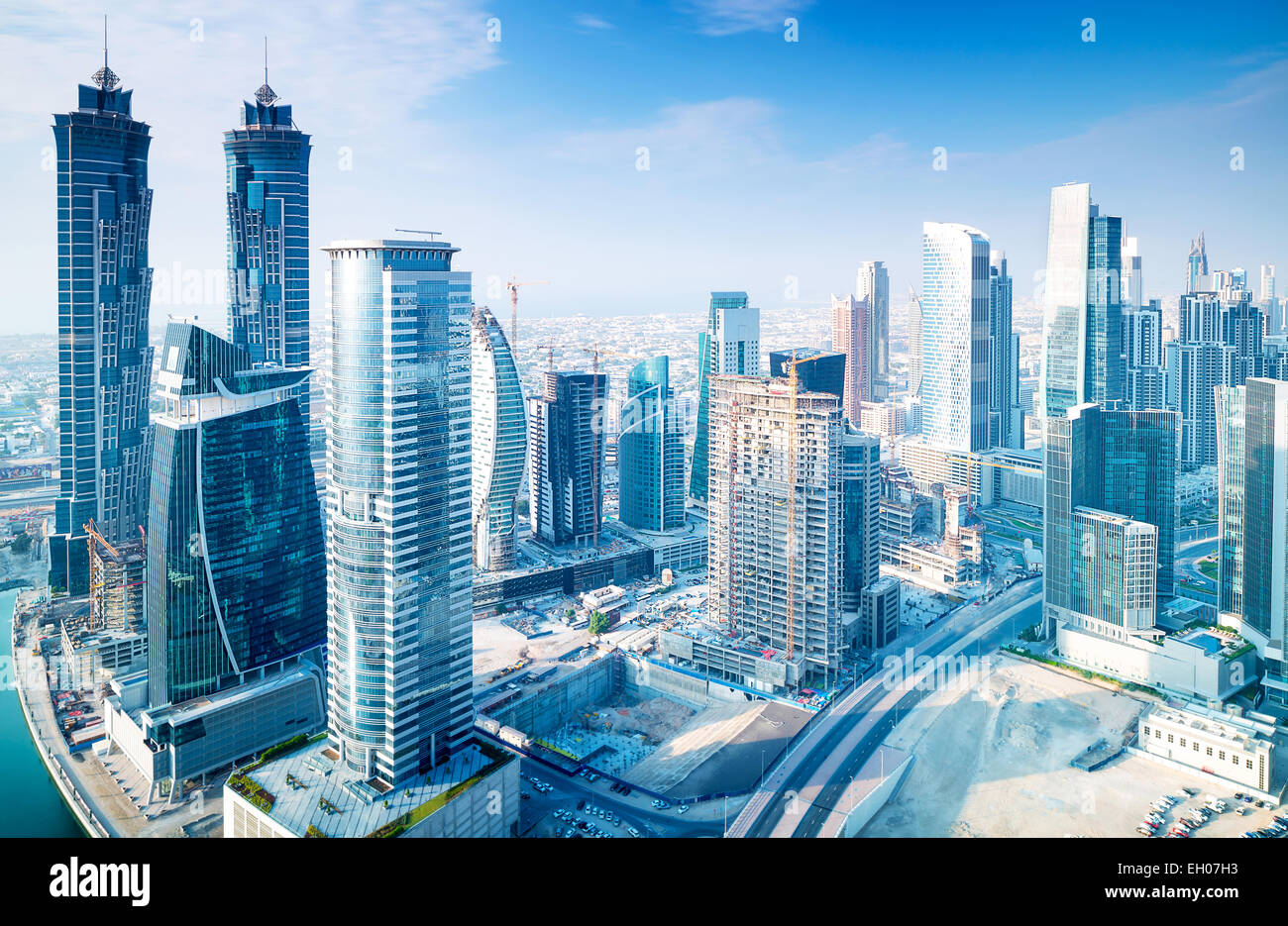 Bella città di Dubai, bird eye vista sul maestoso paesaggio con moderni edifici nuovi, diurno scena panoramica, EMIRATI ARABI UNITI Foto Stock