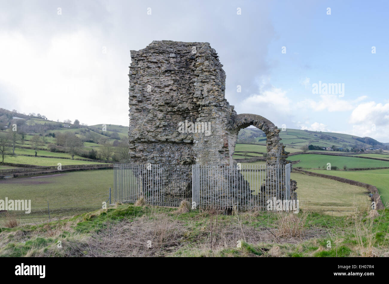 Parte delle rovine del castello di Clun, Norman Welsh castello di confine in Shropshire Foto Stock