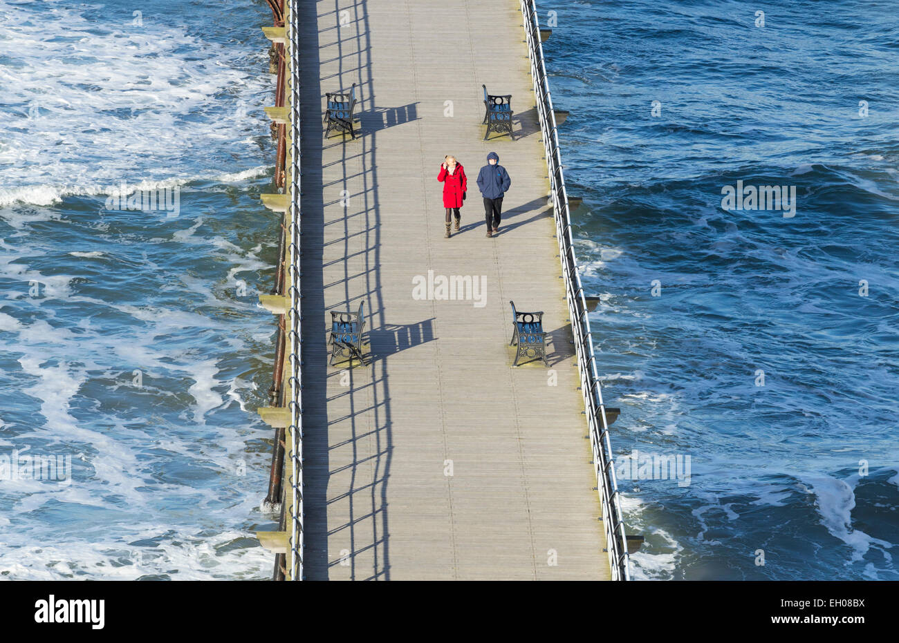 Saltburn dal mare, UK. 4 Marzo, 2015. Regno Unito: Meteo pomeriggio passeggiata sul Saltburn il molo vittoriano su un luminoso e arieggiato mercoledì sulla costa nord est di credito: ALANDAWSONPHOTOGRAPHY/Alamy Live News Foto Stock