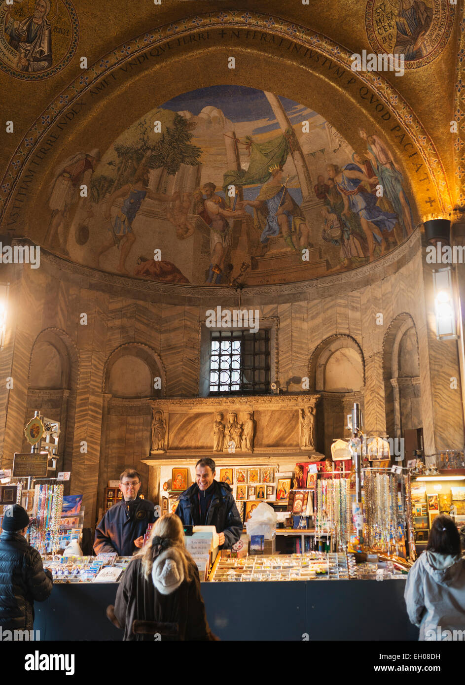 L'Europa, Italia, Veneto, Venezia, San Marco, piazza San Marco, Basilica di San Marco, un negozio di souvenir Foto Stock
