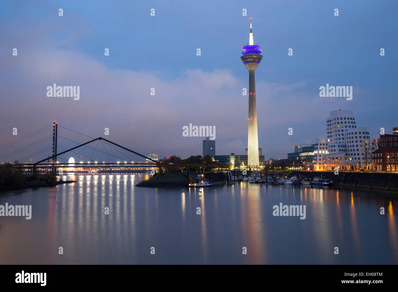Germania, Duesseldorf, media harbour con Torre sul Reno al crepuscolo Foto Stock