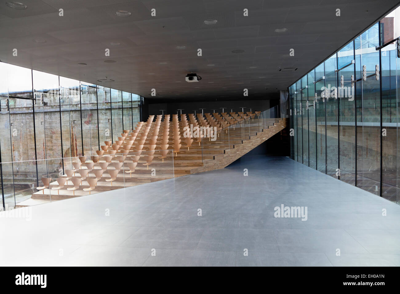 Teatro per conferenze nel Museo Marittimo della Danimarca, M/S Museet per Søfart, Helsingør in Danimarca. Bjarke Ingels Group BIG. Arne Jacobsen serie 7 sedie. Foto Stock