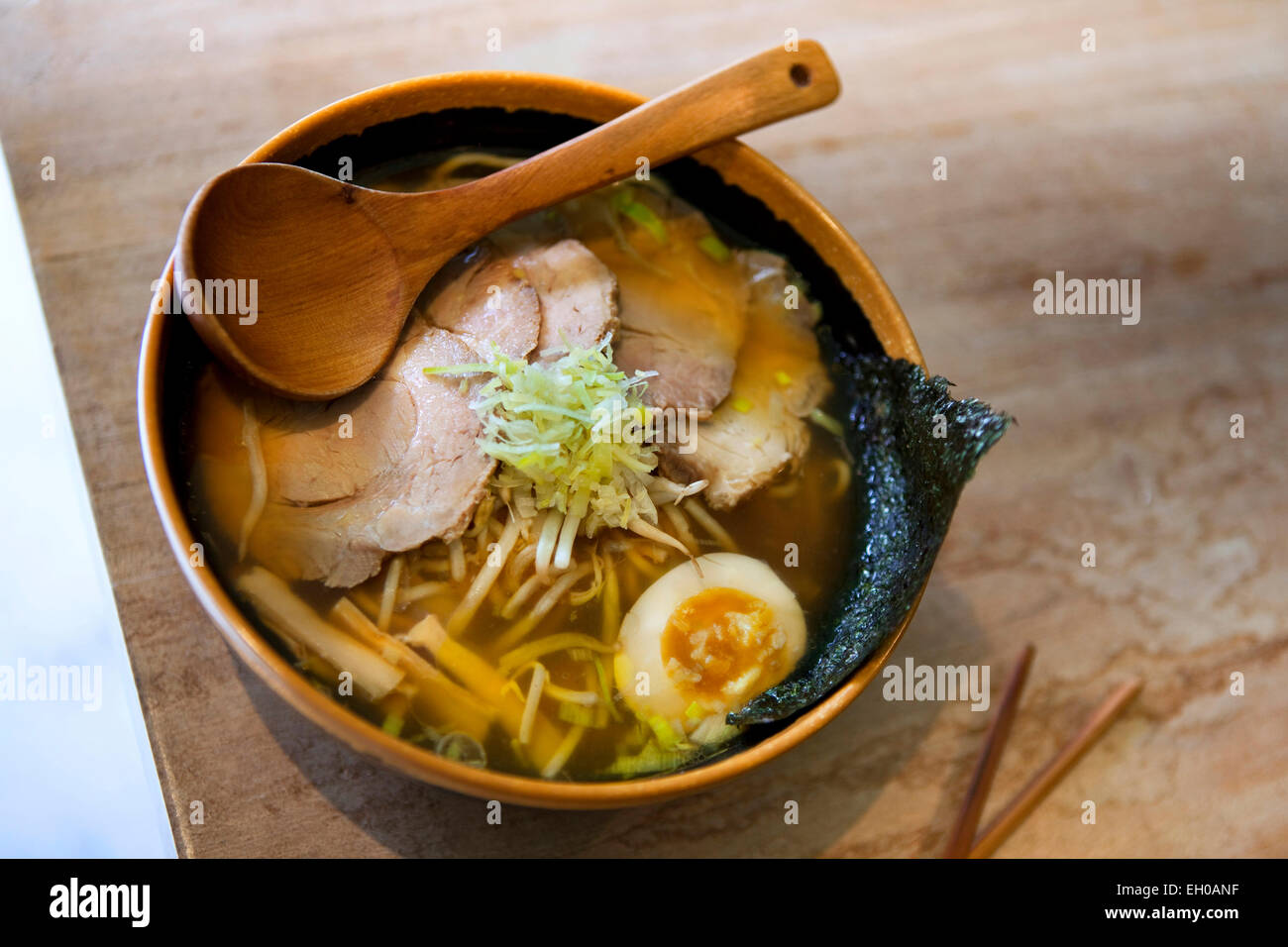 Zuppa giapponese con carne di maiale, a base di uova e di verdure Foto Stock