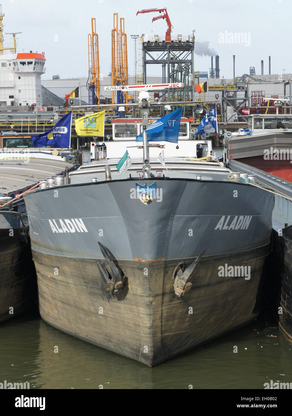 L'Aladin (ENI 06003722) è una nave commerciale che opera nella zona di Botlek del porto di Rotterdam, uno dei porti più grandi e trafficati d'Europa, fondamentale per il trasporto e il commercio internazionale. Foto Stock