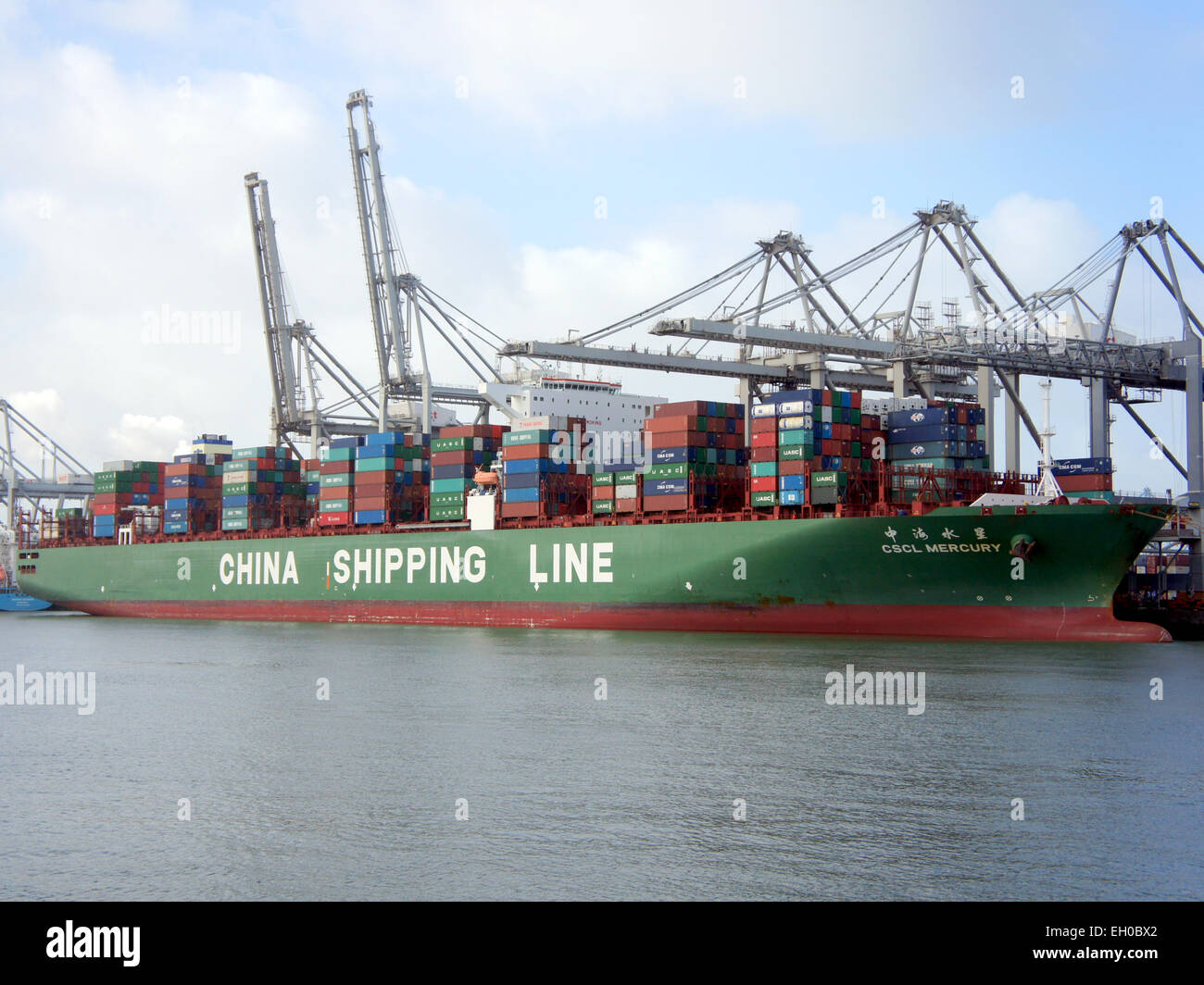 Il CSCL Mercury (IMO 9467275) è attraccato ad Amazonehaven, porto di Rotterdam. Questa grande nave portacontainer fa parte della flotta CSCL e trasporta merci in tutto il mondo. Il porto di Rotterdam è un importante snodo marittimo europeo. Foto Stock
