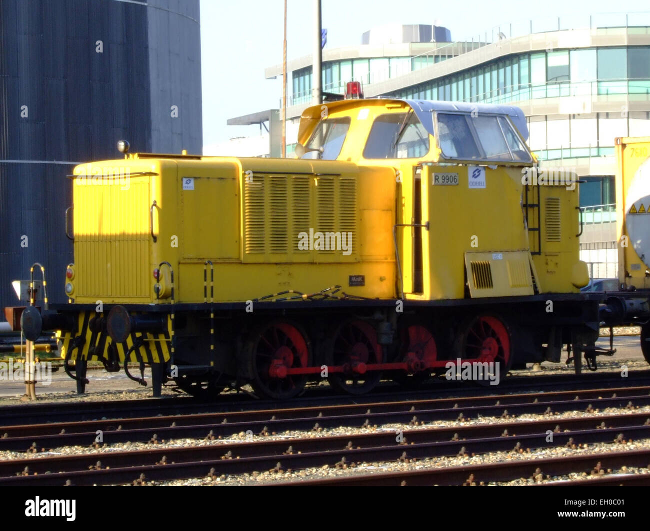 La locomotiva diesel R9905 Loc 1 è stata vista operare presso il terminal ODFJELL di Europoort, Rotterdam. Questo terminale gestisce varie spedizioni industriali, con la locomotiva che svolge un ruolo chiave nel trasporto di merci. Foto Stock