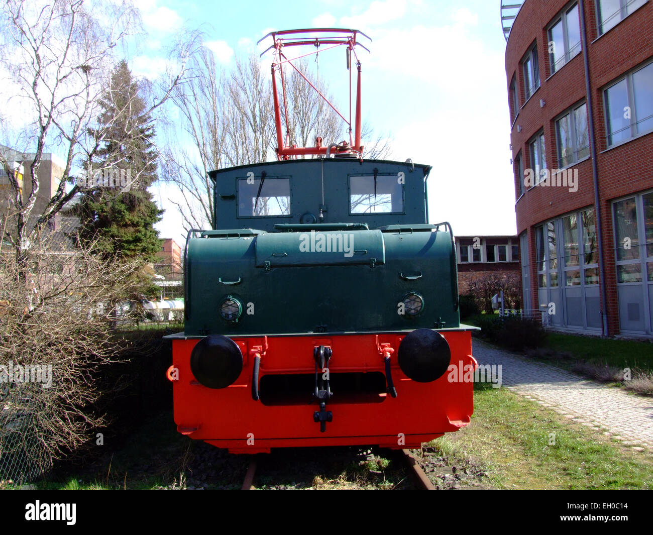 La Electric Shunter Behala è un tipo di locomotiva utilizzata in ambienti industriali per spostare auto merci all'interno di cantieri o terminali. Funziona con alimentazione elettrica per attività di manovra efficienti. Foto Stock
