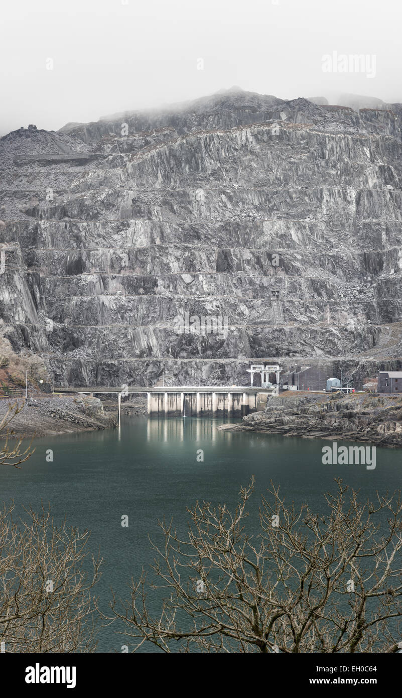 La hydro powered di generazione di elettricità in stazione costruita nella montagna Elidir (un ex cava di ardesia) a LLanberis, Galles. Foto Stock