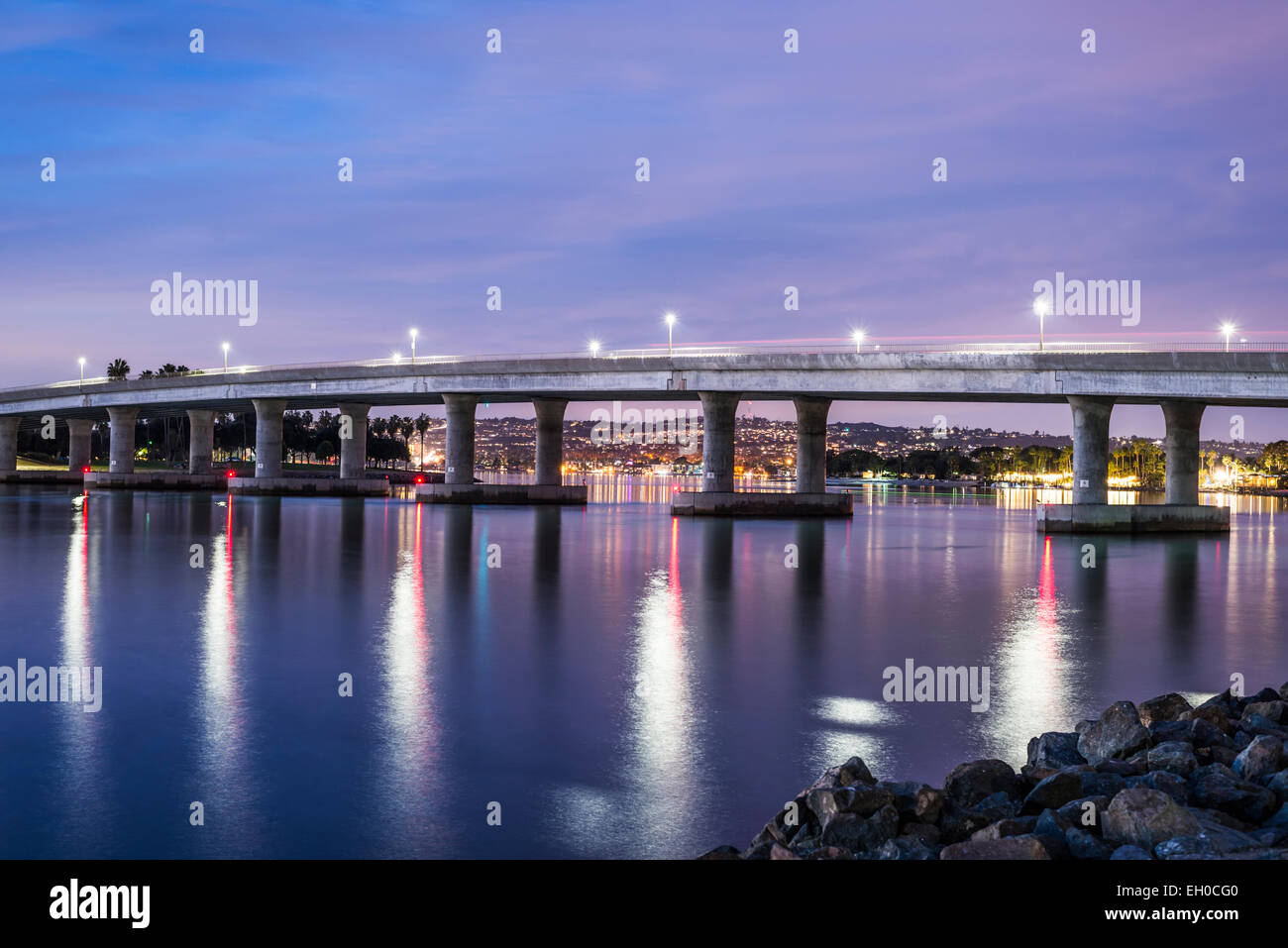 Le luci sulla West Mission Bay Drive Bridge riflette l'acqua durante la notte. San Diego, California, Stati Uniti. Foto Stock
