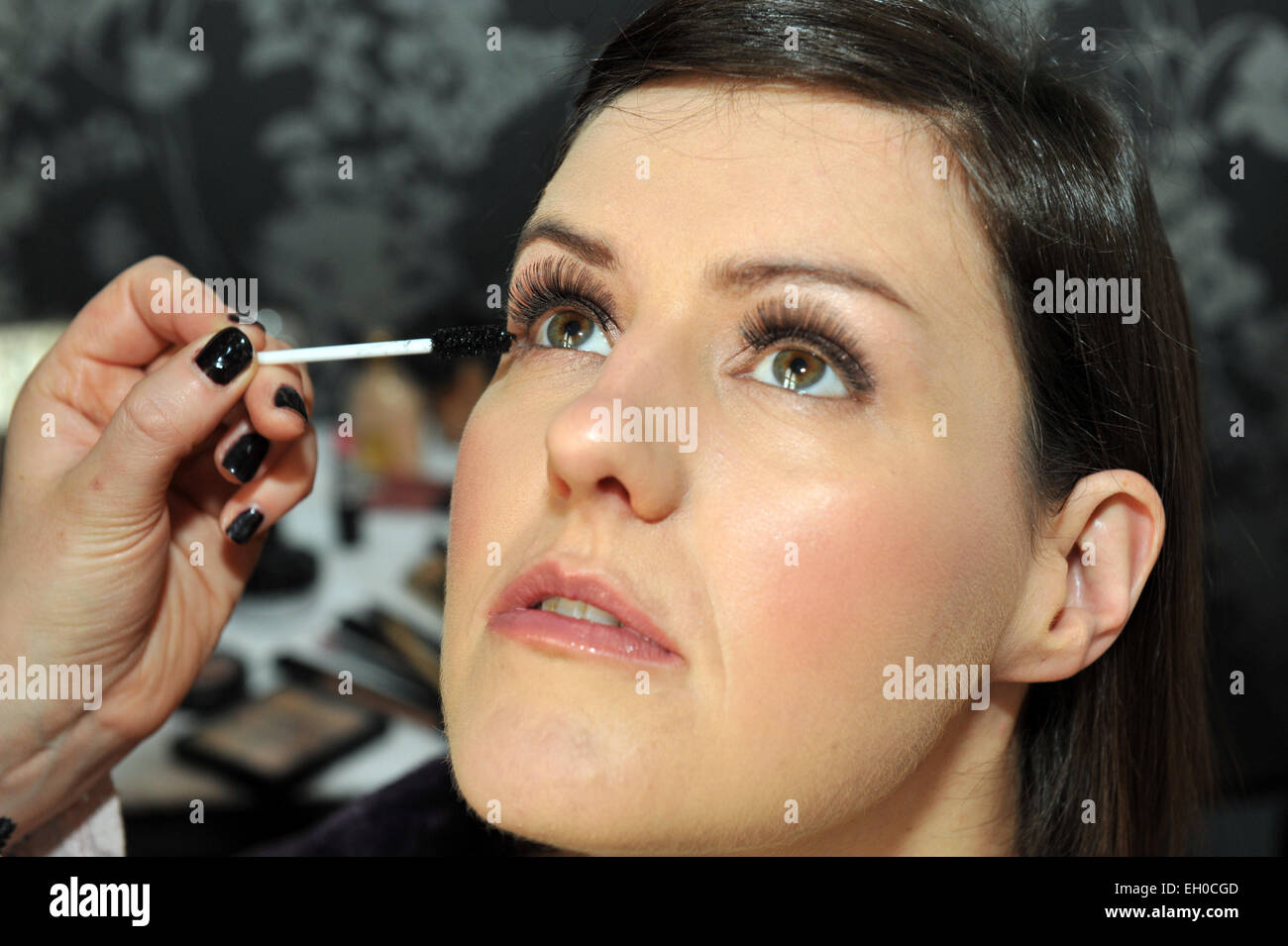 Trucco applicato ad una sposa il giorno delle nozze modello rilasciato Foto Stock