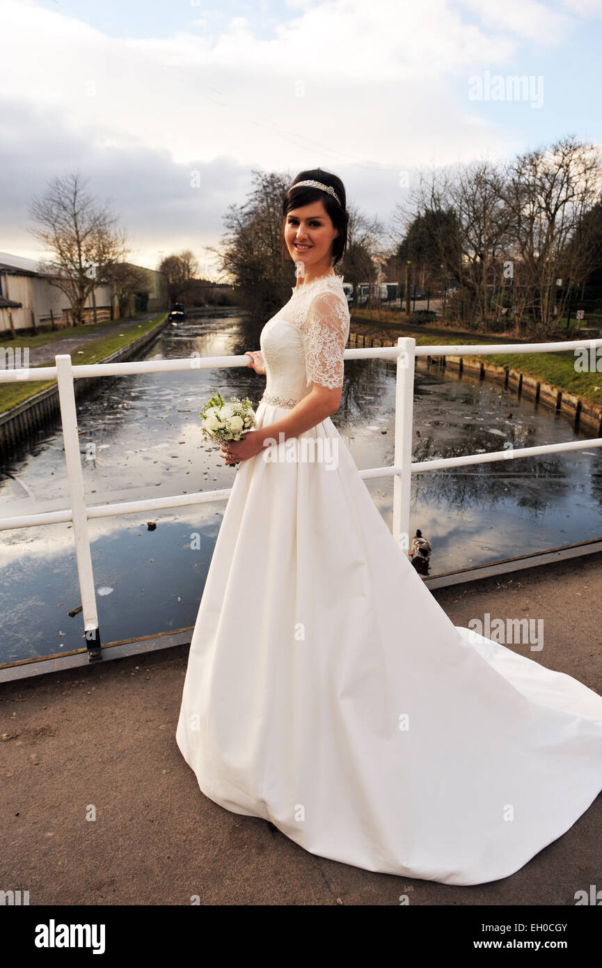 Sposa pronta per il suo grande giorno fuori nelle vicinanze Skipton canal. Modello rilasciato Foto Stock