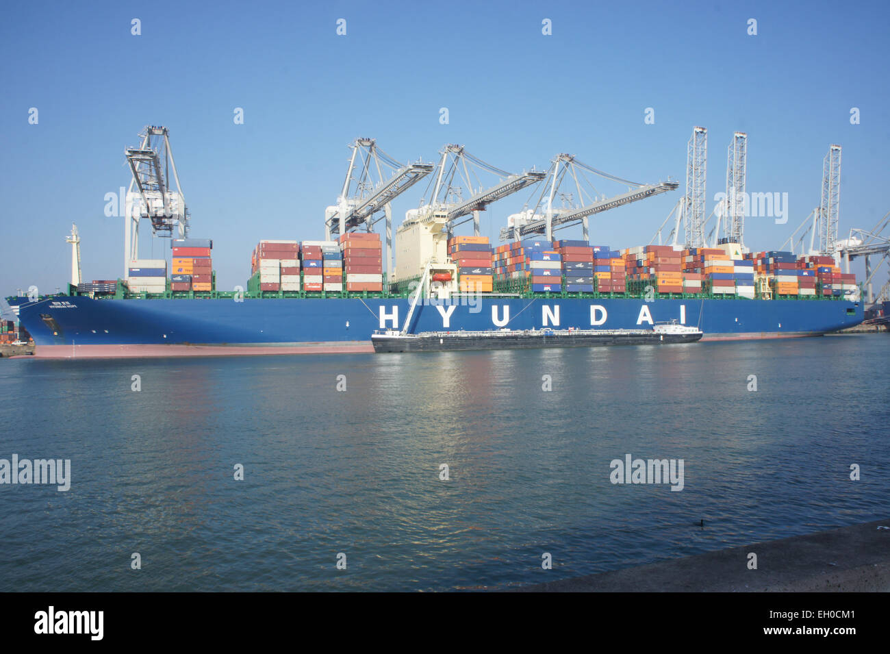 La Hyundai Hope, IMO 9637234, è una grande nave portacontainer che opera nell'Amazonehaven nel porto di Rotterdam. L'immagine mostra il ruolo della nave nella logistica globale dei trasporti marittimi e dei container, sottolineando l'importanza del porto di Rotterdam nel commercio internazionale. Foto Stock