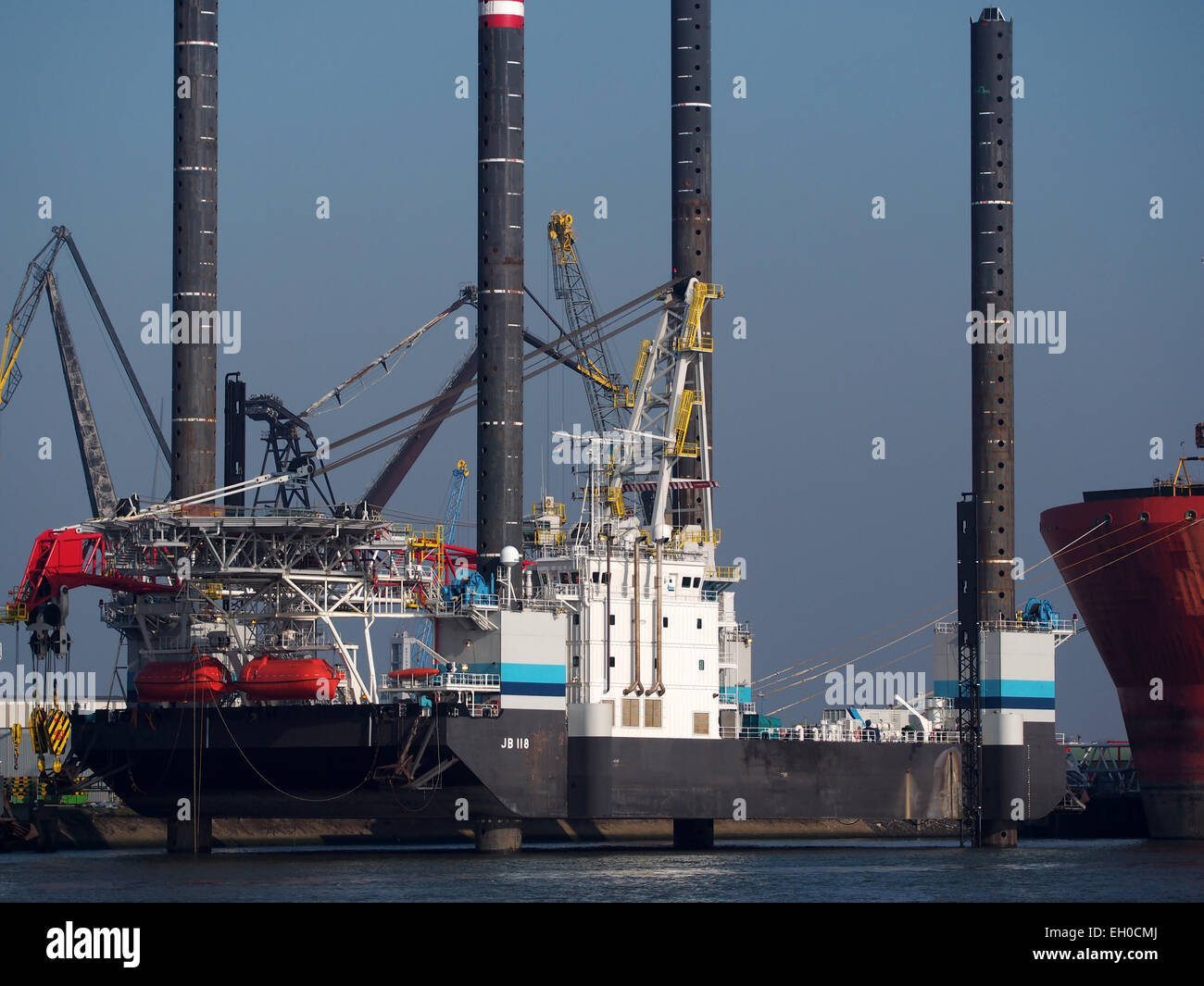 Questa immagine mostra la JB 118 (IMO 9657753) ancorata al terminal Botlek nel porto di Rotterdam. La nave è coinvolta nel trasporto di merci attraverso uno dei porti più grandi d'Europa. Foto Stock