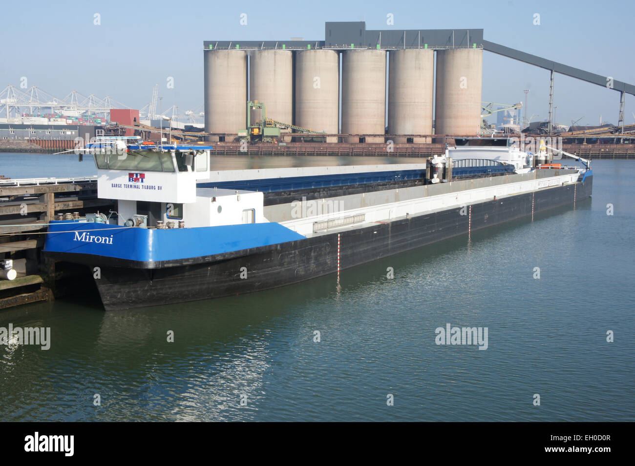 Il Mironi (ENI 02325154) è stato visto operare ad Hartelhaven, porto di Rotterdam, contribuendo al ruolo vitale del porto nel trasporto marittimo internazionale, nella logistica e nel commercio globale. Foto Stock