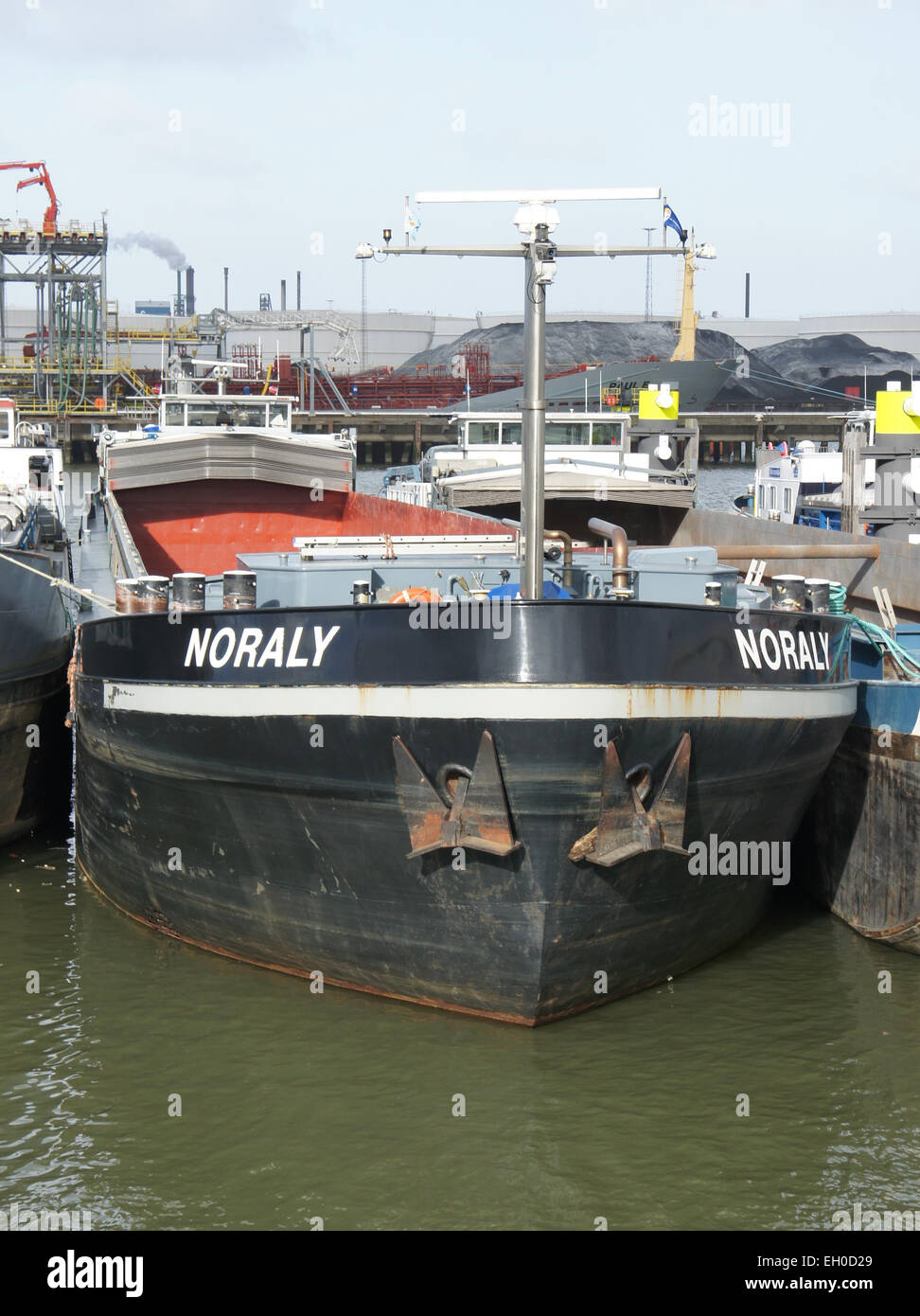 Il Noraly (ENI 06003460) è attraccato al terminal Botlek nel porto di Rotterdam. La nave fa parte della flotta commerciale, facilitando il trasporto di merci nella rete logistica globale. Foto Stock