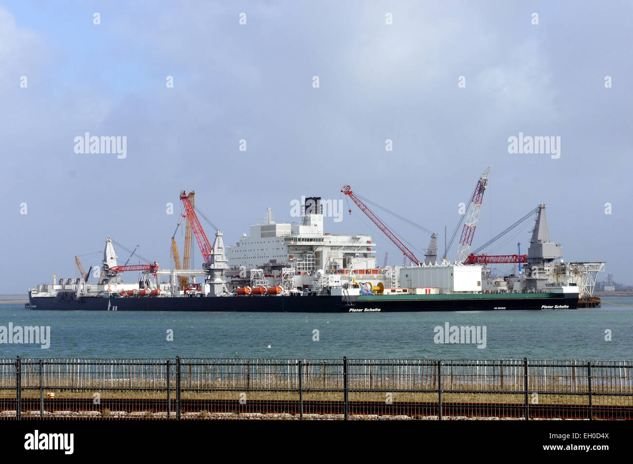 La Pieter Schelte (IMO 9593505) è una grande nave da costruzione offshore vista presso la Tweede Maasvlakte nel porto di Rotterdam. È notevole per le sue capacità di sollevamento pesante, spesso utilizzate per piattaforme offshore di petrolio e gas. La nave è una delle più grandi del suo genere al mondo. Foto Stock