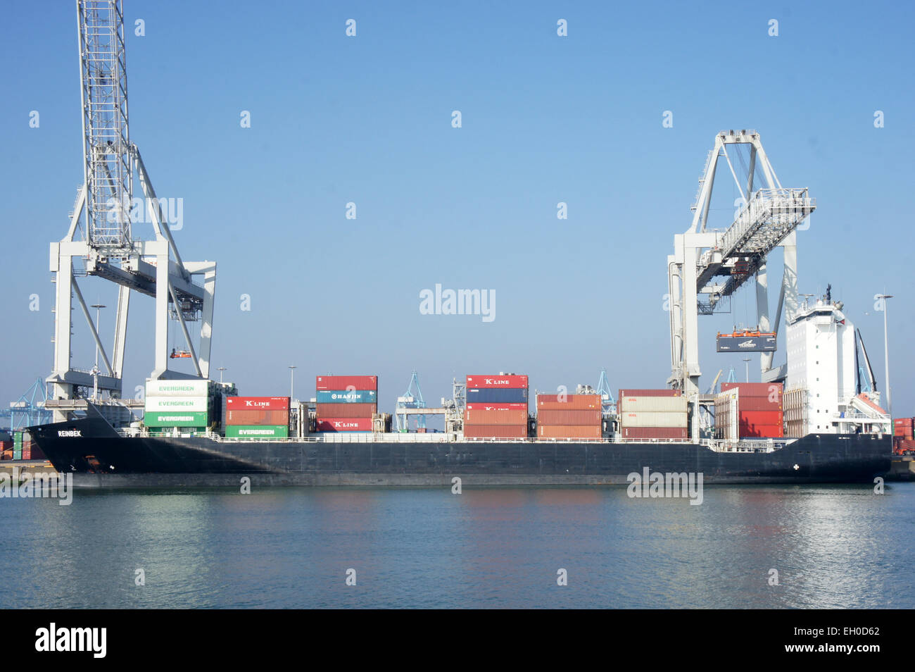 Reinbek, IMO 9313204, è una nave ormeggiata ad Amazonehaven nel porto di Rotterdam. Il porto è un importante hub europeo per il commercio internazionale, che gestisce grandi volumi di traffico merci e marittimo. Foto Stock