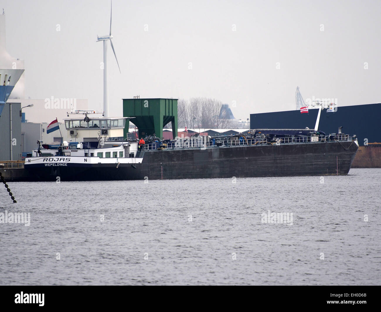 Questa immagine raffigura il Rojas, ENI 02333567, nell'Hornhaven al porto di Amsterdam. La nave è ancorata, evidenziandone le caratteristiche marittime e la posizione all’interno del porto. Foto Stock